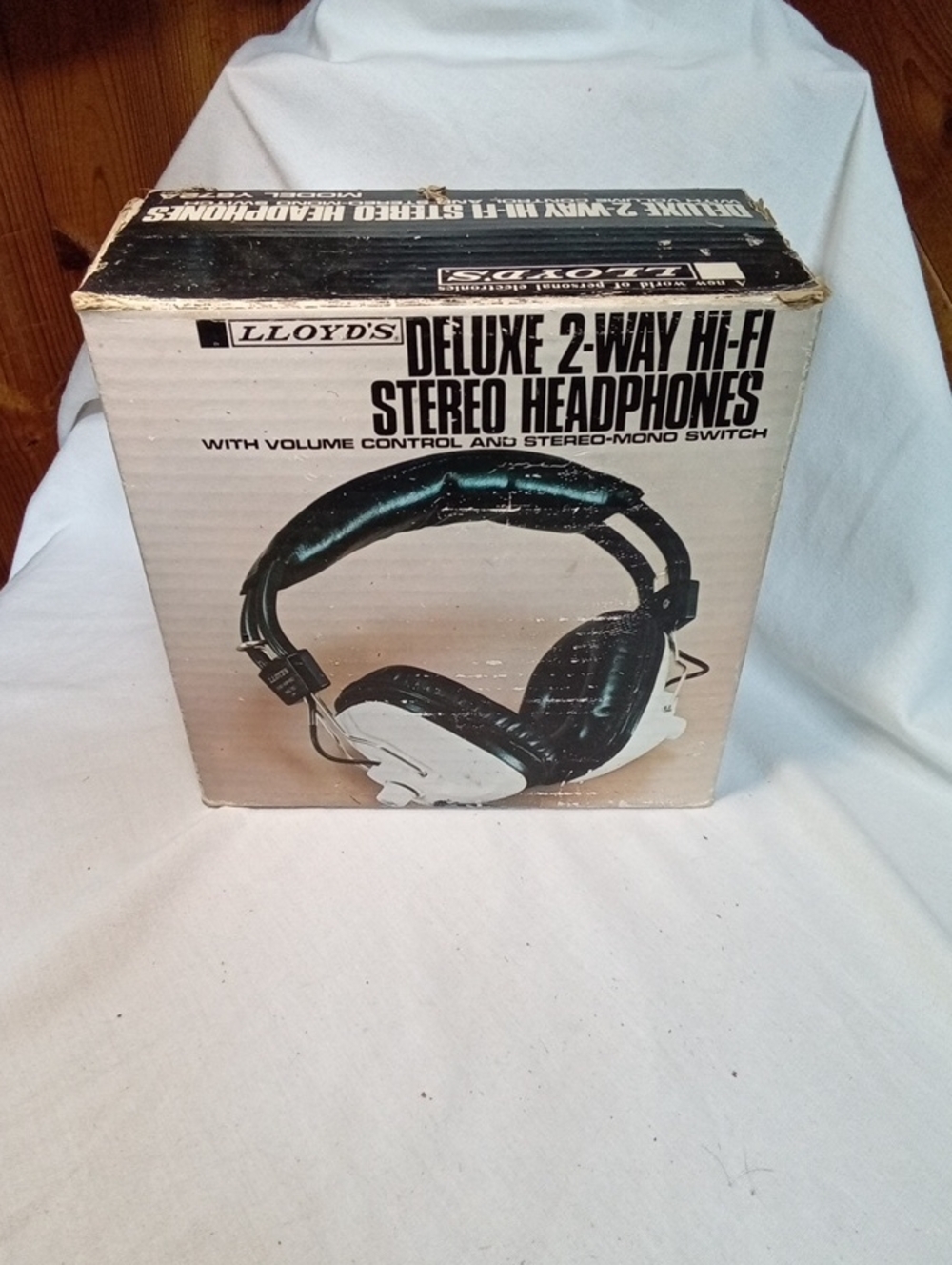 Vintage 1972 Deluxe Over-Ear Headphones —Black and White(uncommon White Variant)